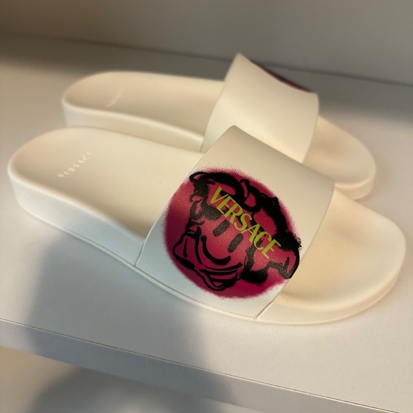 Versace graffiti Medusa-print slides - Picture 2 of 8